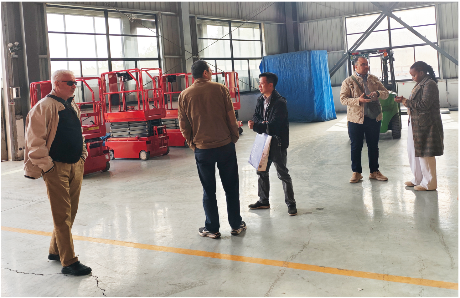 Delegasi Klien Aljazair Mengunjungi Zhejiang Wizplus Smart Equipment Ltd dan Memuji keselamatan dan teknologi canggih platform lift